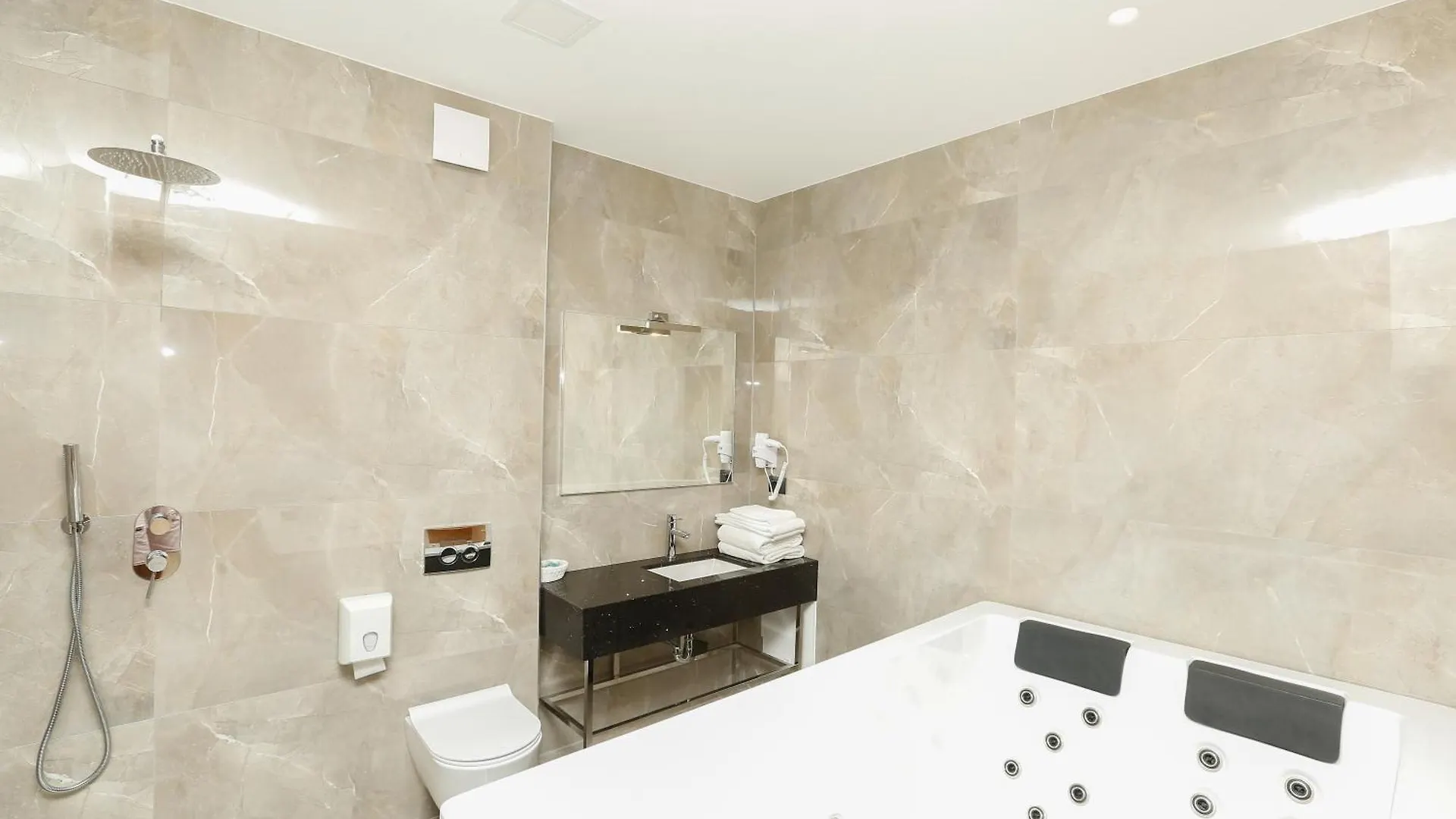 Oxford Hotel Tirana 4*,  Albania