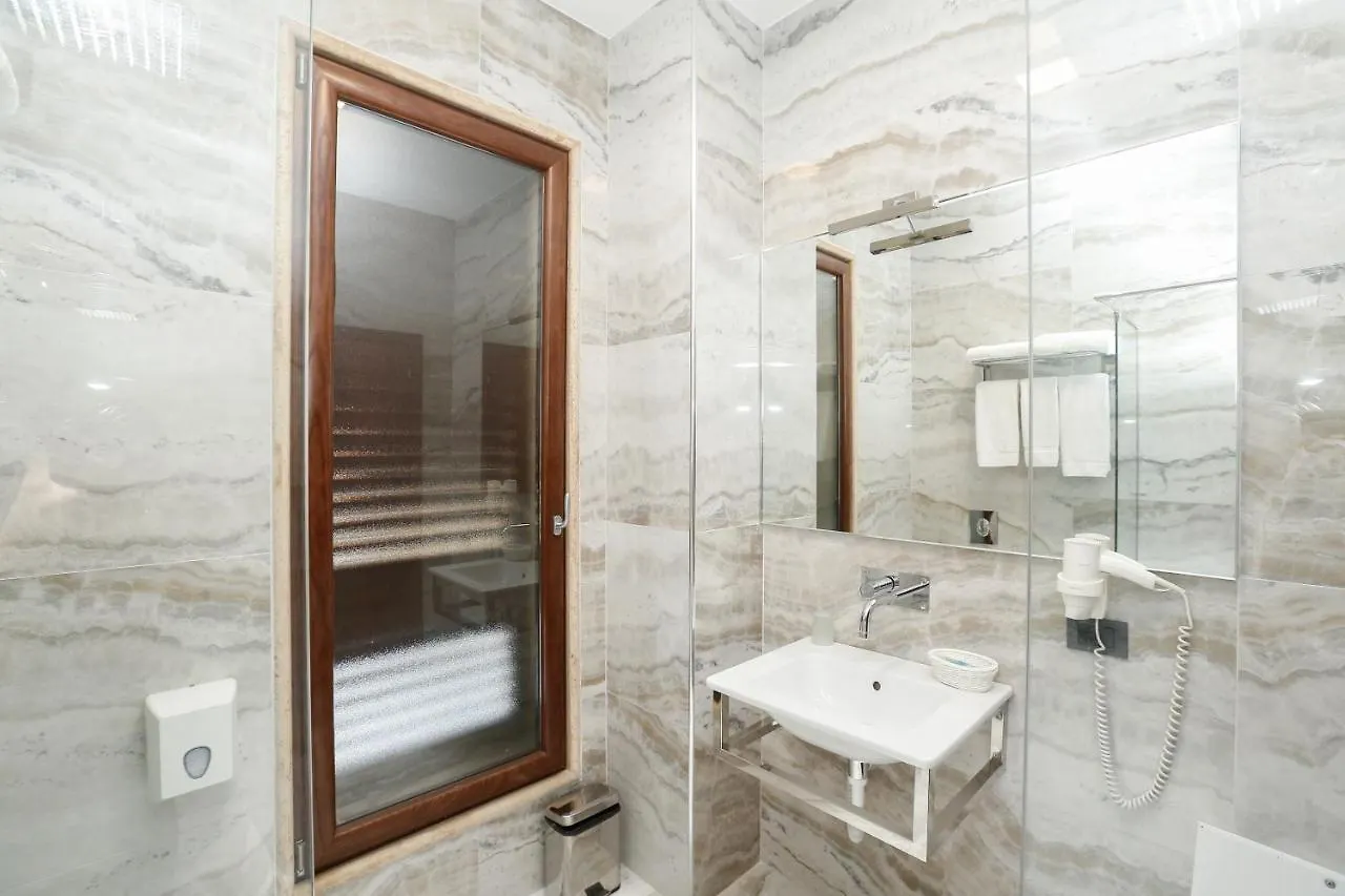 Oxford Hotel Tiran